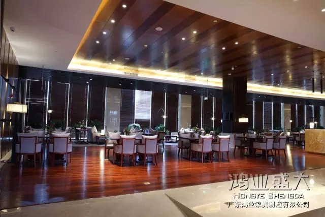 餐桌椅子木紋方向左右上下搭配，顏色協(xié)調(diào)一致