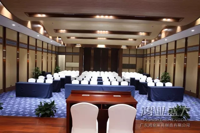 會(huì)議桌椅采用天然生漆，由老師傅手工上漆，這是純木工家具