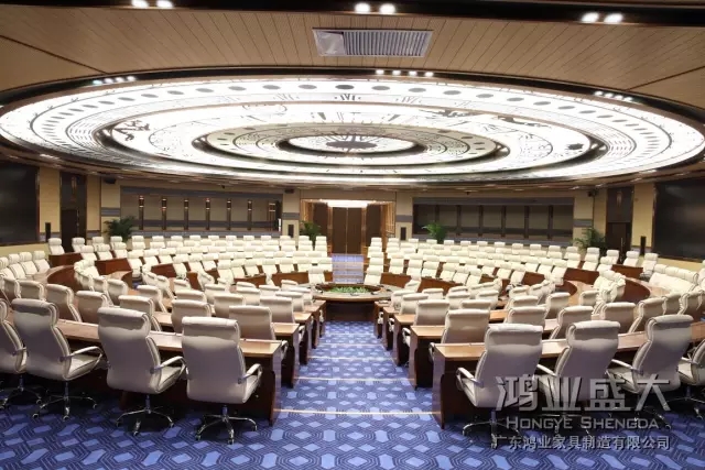 會(huì)議桌椅采用防水和封邊處理測(cè)，正常使用多年表面新舊相差無幾。