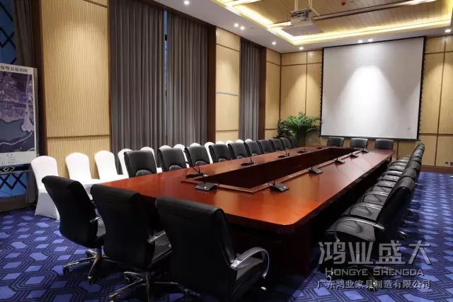 會(huì)議桌表面打磨的平滑無比，花紋左右上下配對(duì)