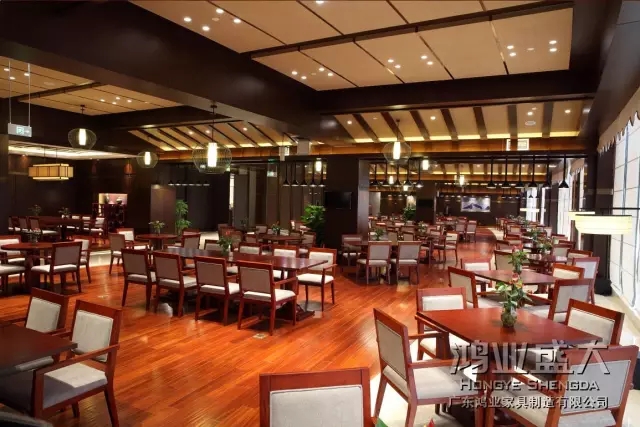 優(yōu)質(zhì)實(shí)木框架，實(shí)木腳，材質(zhì)堅(jiān)硬，鋼性強(qiáng)