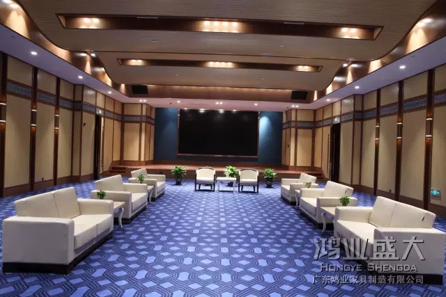 和諧自然的線條，簡(jiǎn)潔的結(jié)構(gòu)，實(shí)木寬邊扶手