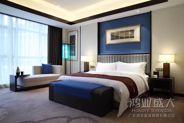 鴻業(yè)家具使整個(gè)空間傳統(tǒng)中透著現(xiàn)代，現(xiàn)代中揉著古典。