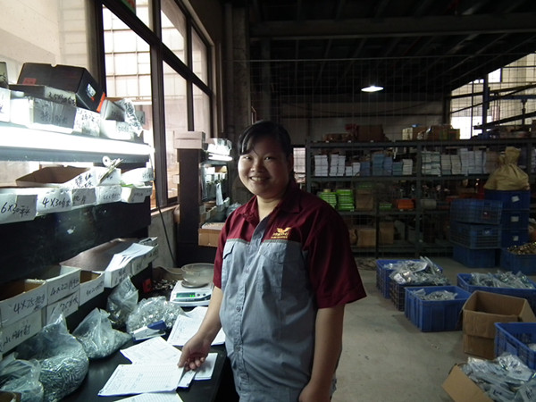 不經(jīng)意的那一抹發(fā)自內(nèi)心微笑是我們?cè)诠ぷ髦? /></p>
<p style=