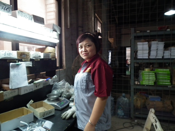  這一刻小編用鏡頭定格了鴻業(yè)公司媽媽們幸福的微笑，希望遠(yuǎn)在老家的親朋好友，可以放心自己的媽媽。