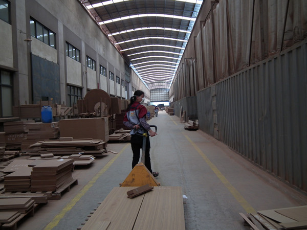 現(xiàn)每當(dāng)提到孩子的讀書時(shí)，她的嘴角漸漸浮起一絲微笑。是啊，孩子永遠(yuǎn)是父母的心頭肉，他們可以微笑著面對(duì)生活。    