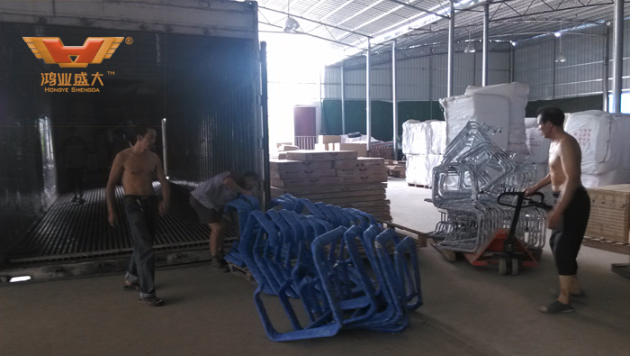 下面是小編今日在鴻業(yè)家具出貨平臺(tái)拍攝的裝貨現(xiàn)場(chǎng)情況