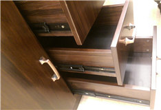 好辦公桌椅使用好五金配件，優(yōu)質(zhì)辦公桌椅提高工作效率