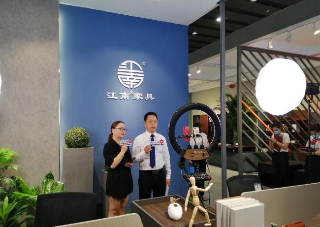 【直擊展會現(xiàn)場】鴻業(yè)家具集團線上直播展會盛事，多彩繽紛！